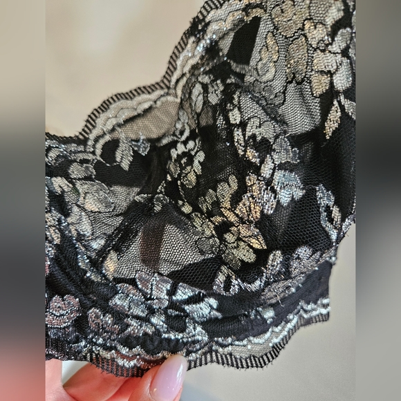 NWOT Victoria's Secret Unlined Push-up Plunge Bra - Picture 2 of 3